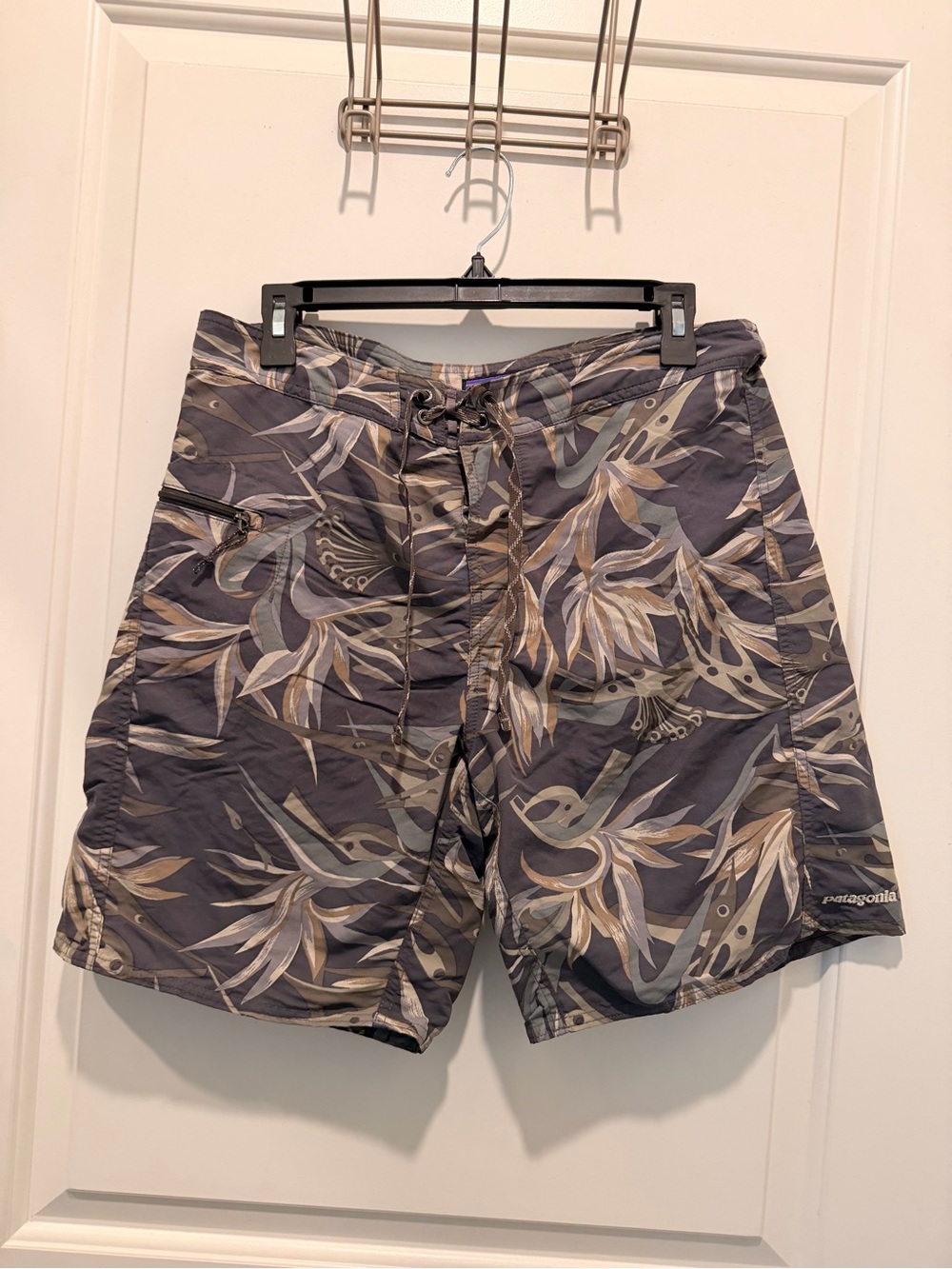 Patagonia Wavefarer Board Shorts Size 32 Gray Tropical
Floral Swim